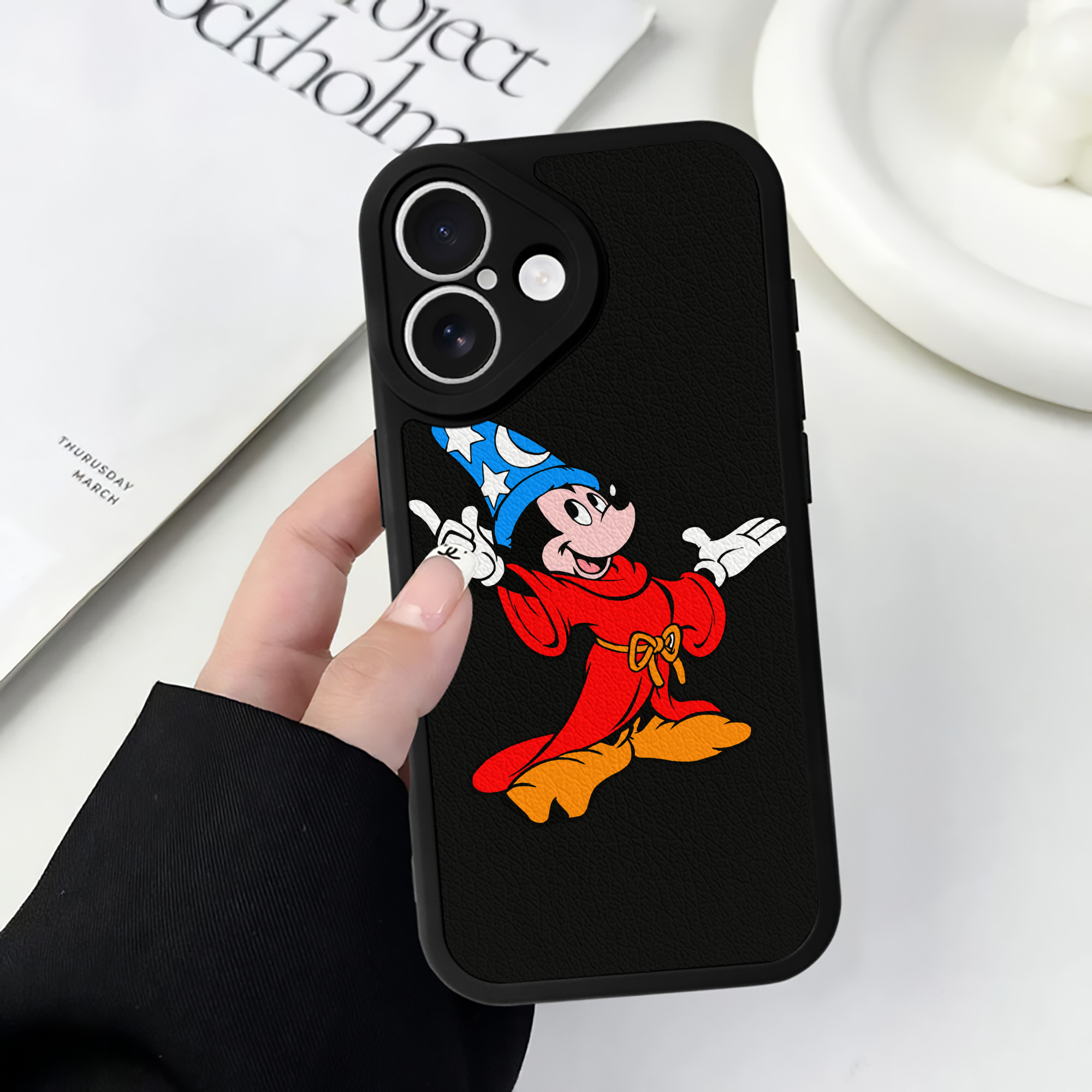 （画像用） ミッキーマウス Mickey Mouse 【iPhone 16シリーズ対応】シリコンスマホケース（レザー調） 材質：シリコン